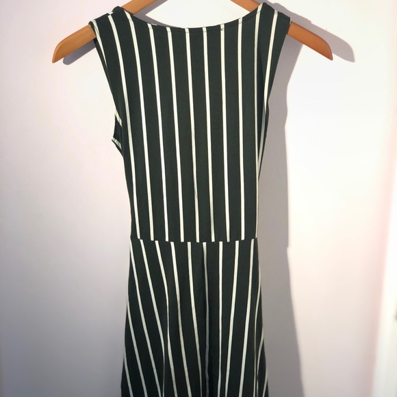 🌻 Green stripped dress with front tie🌻 - Picture 4 of 4